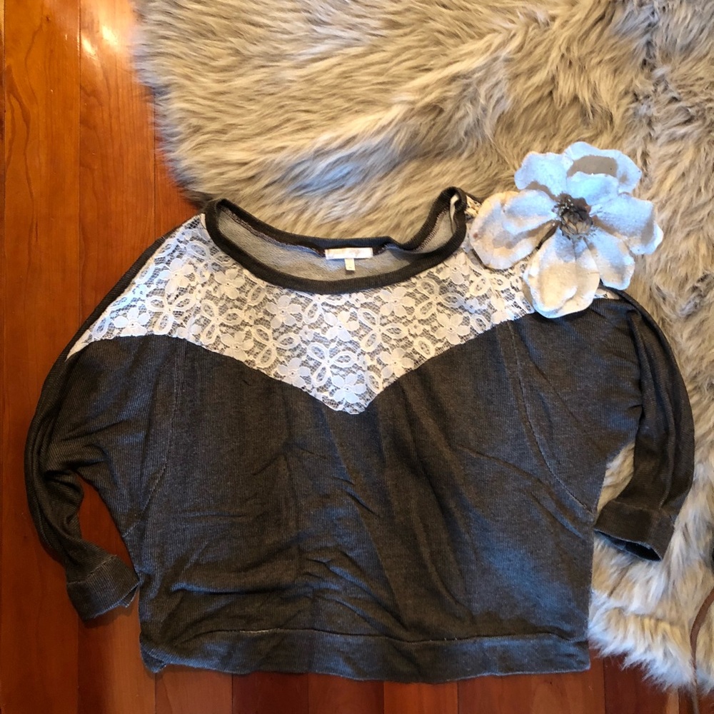 Beautiful top - Picture 3 of 7